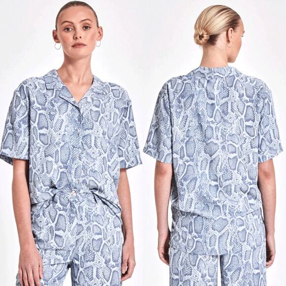 NWT Ena Pelly Blue Snakeskin Short Sleeve Button Front Top Size 6 - Picture 11 of 11